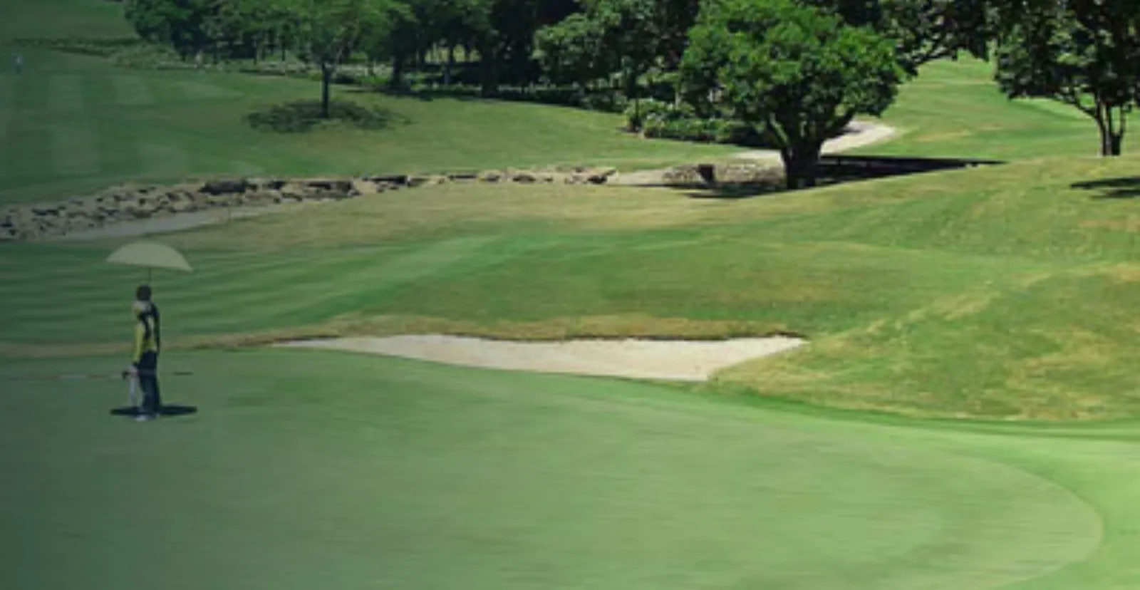 Campo de golf en Tailandia con búnker y arboleda