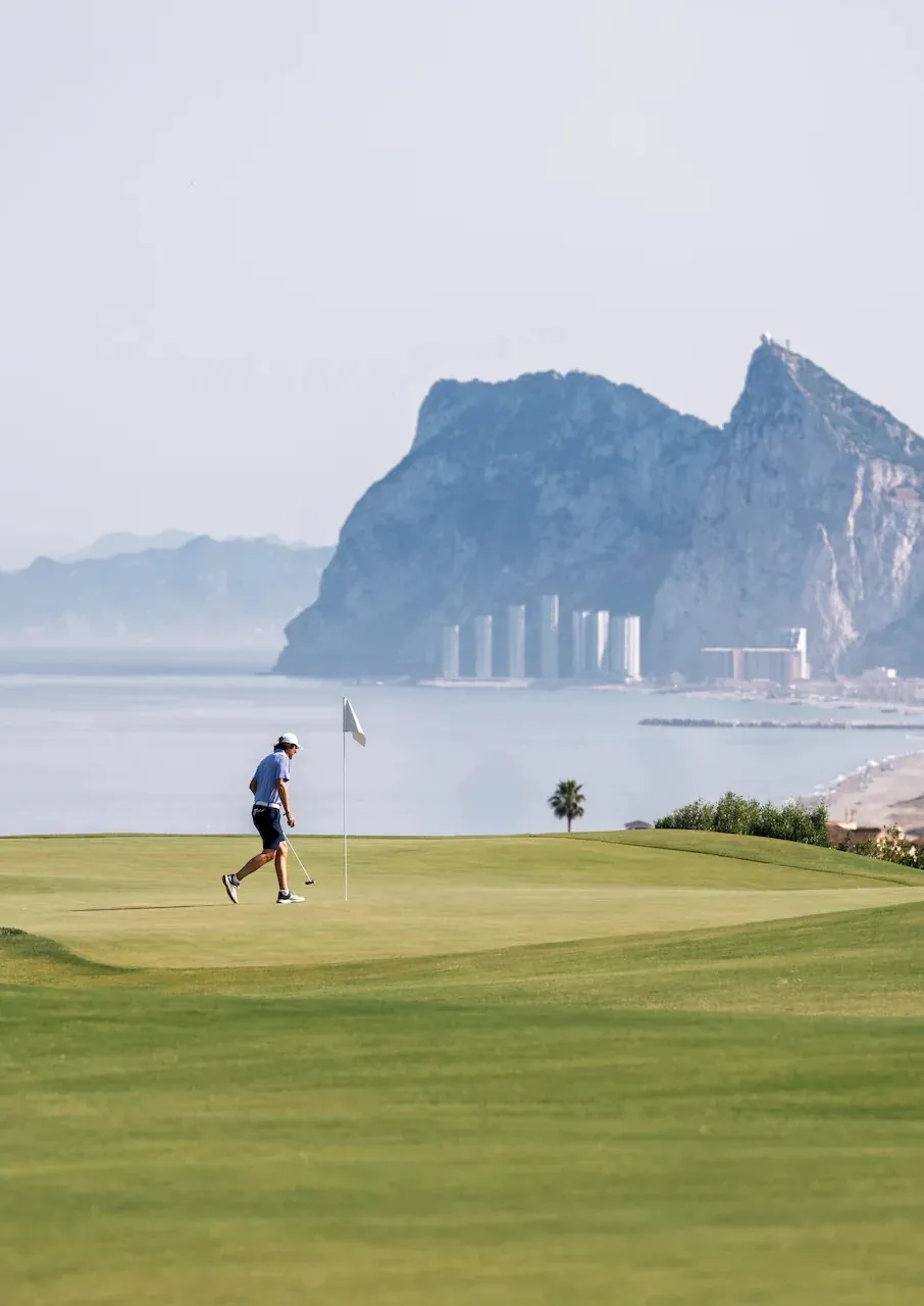 Golfista en el green de La Hacienda Alcaidesa, Cádiz